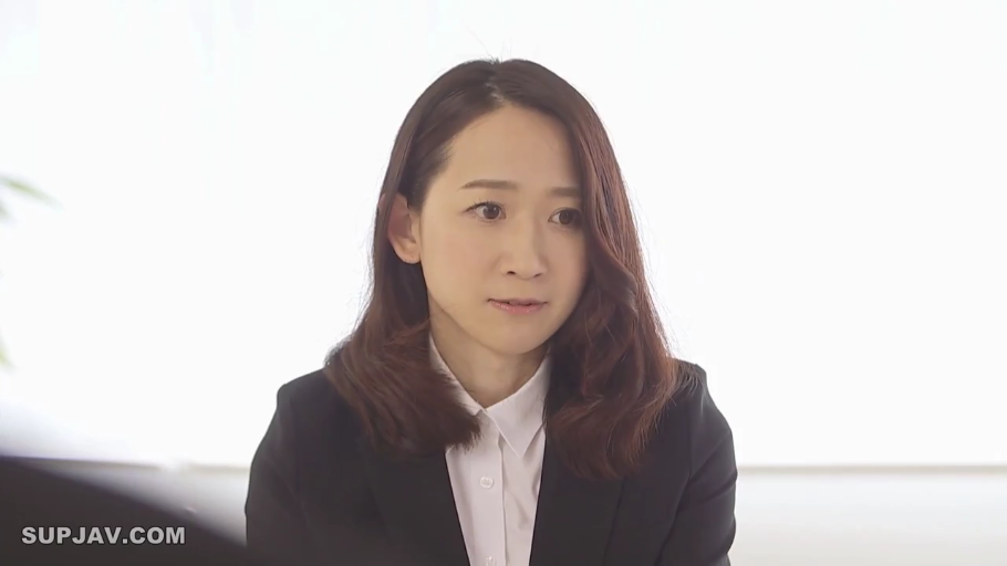 坐姿 · 严肃 · 办公室 · 面部特写 · 职业装 · OL · 倾听