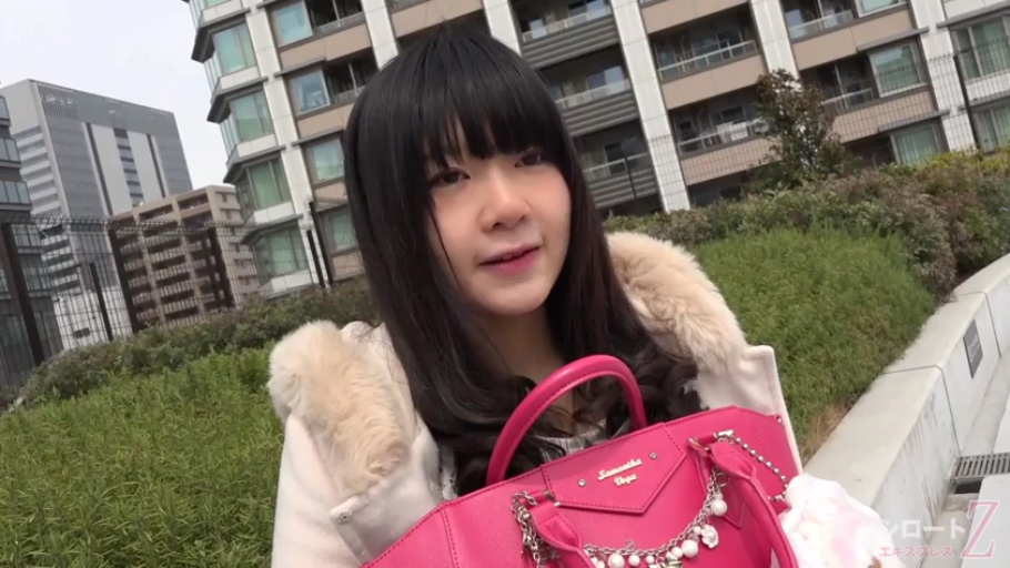 站姿 · 微笑 · 面对镜头 · 半身 · 户外 · 长发 · 粉色手提包 · 毛领大衣