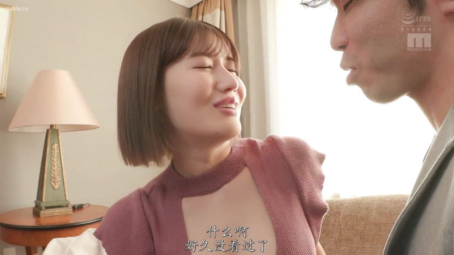 台灯 · 室内卧室 · 女性闭眼聆听 · 女性面部中景 · 粉色露肩针织上衣