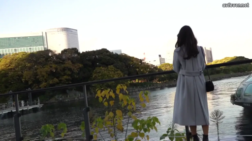 挎包 · 河边 · 浅灰色长款风衣