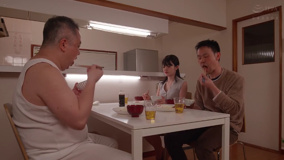 平静 · 浅色无袖上衣 · 餐厅 · 啤酒 · 室内灯光