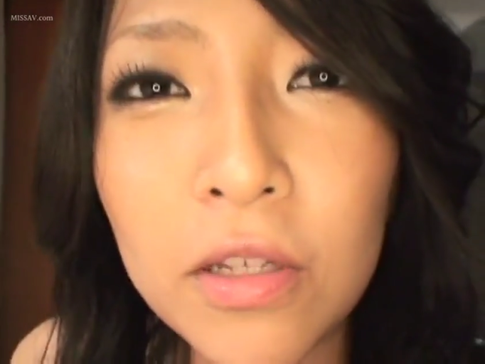 室内 · 嘴唇微张 · 眼睛特写 · 未明确显示 · 眼里有环形灯反光