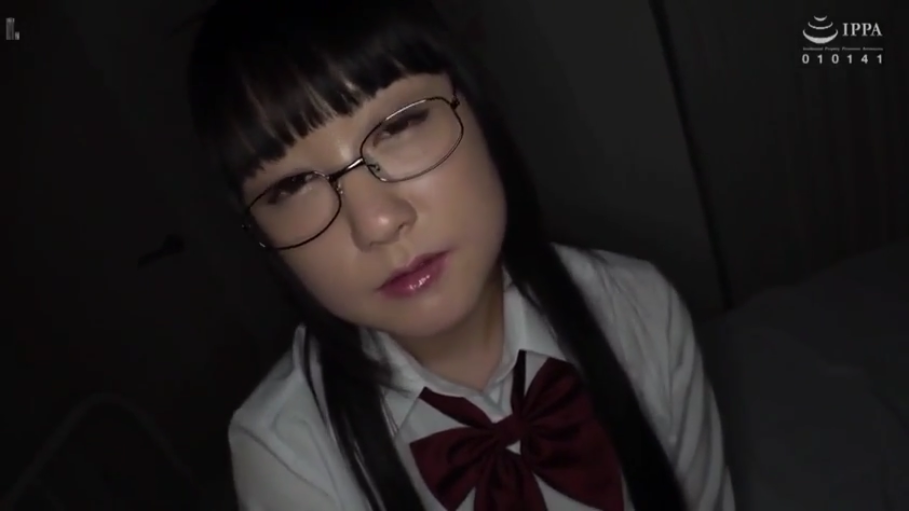 眼镜 · 脸部特写 · 卧室 · 高潮中 · 骑乘 · 白色学生衬衫 · 室内光线较暗