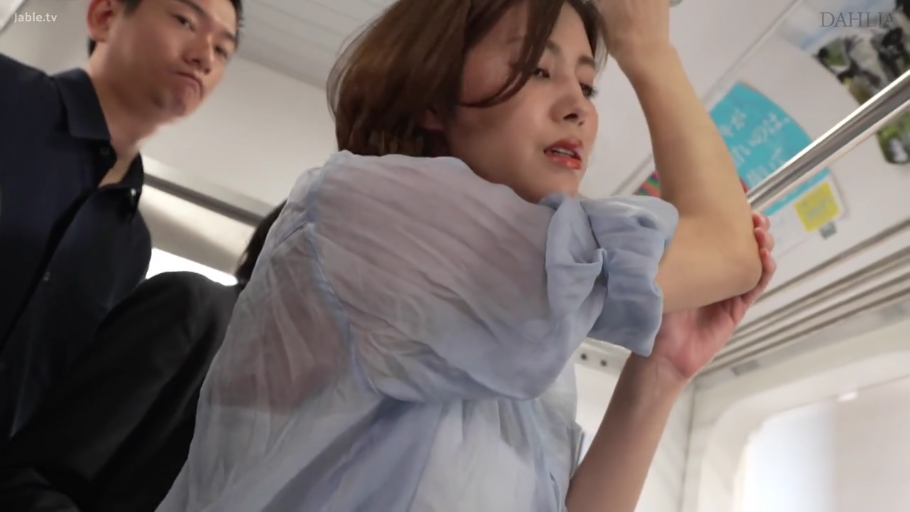 不安 · 浅蓝色半透明衬衫 · 地铁车厢 · 女性侧脸