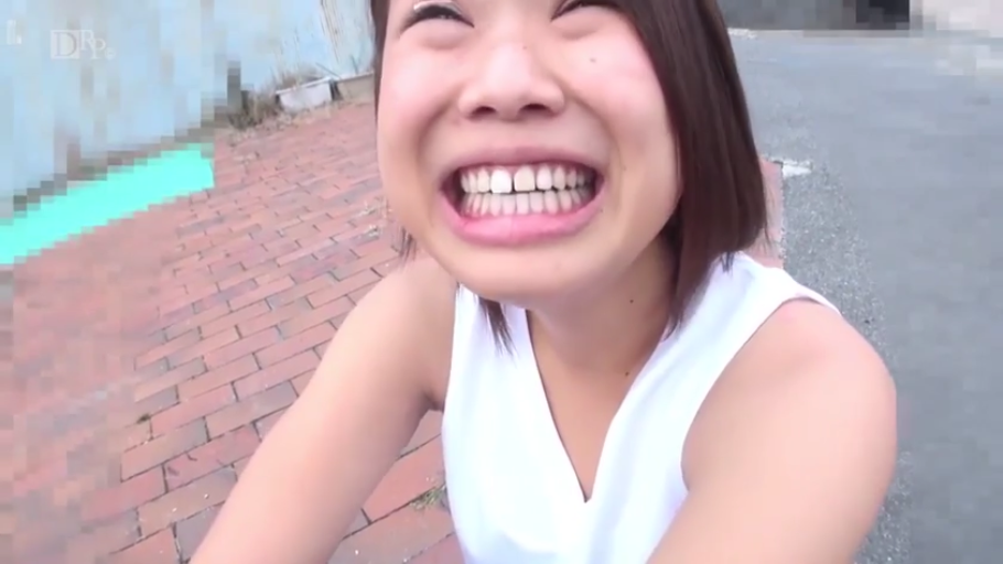 脸部特写 · 户外 · 白色无袖上衣