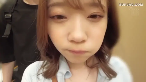电梯 · 脸部特写 · 眼神迷离 · 浅色衬衫 · POV风格