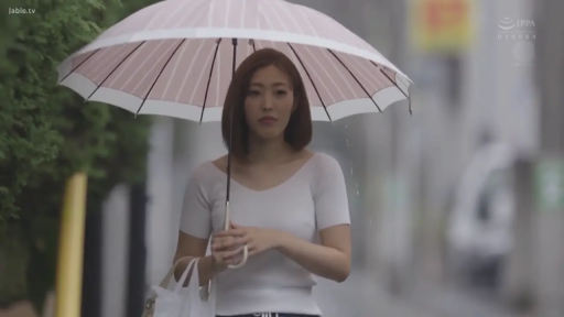 站立 · 白色短袖 · 中景 · 平静 · 街道 · 雨伞 · 打伞 · 雨天