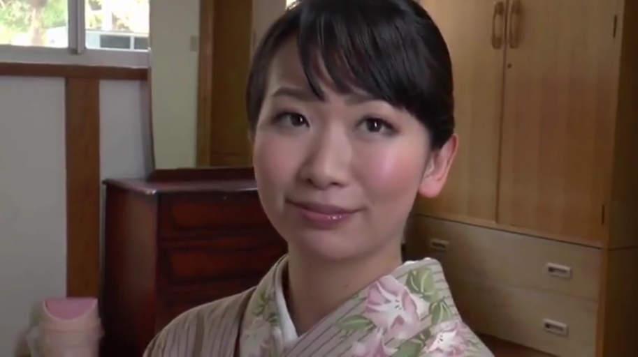 室内 · 脸部特写 · 微笑 · 注视 · 正面 · 衣柜 · 和服 · 亚洲女性