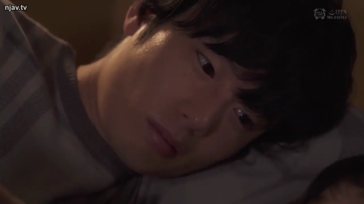 室内 · 忧郁 · 脸部特写 · 枕头 · 注视 · 男性 · 侧躺 · 灰色条纹上衣