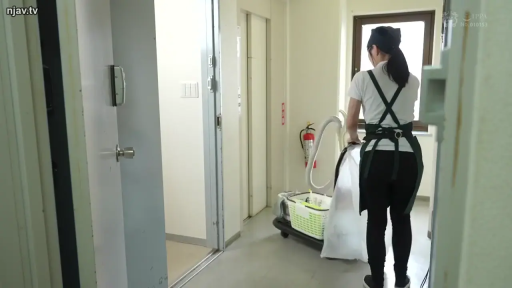 走廊 · 无明显表情 · 深色围裙 · 清洁篮