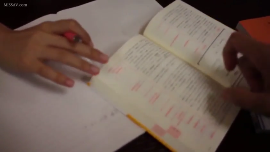 室内 · 坐姿 · 第一人称视角 · 书籍 · 阅读 · 手部特写