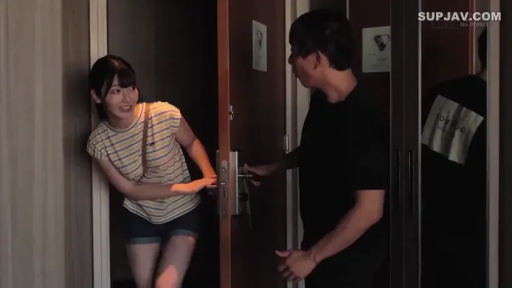 房门口 · 交谈中 · 条纹短袖T恤