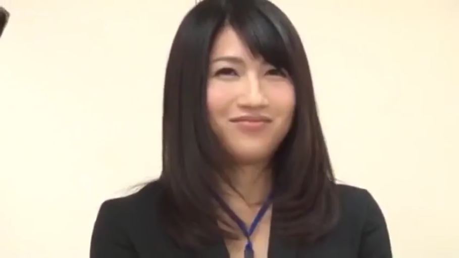 办公室 · 温婉 · 面部特写 · 工牌 · 黑色西装外套 · 无
