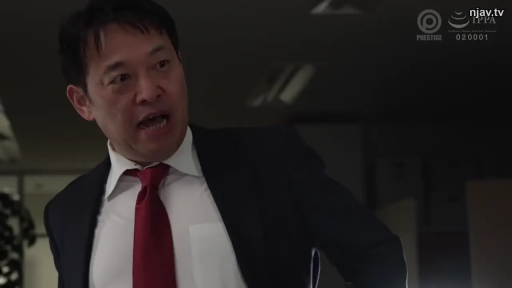 愤怒 · 办公室 · 深色西装外套 · 面部特写 · 办公环境