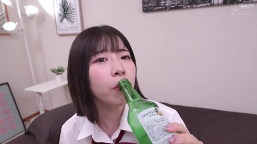 淡定 · 手握瓶身特写 · 卧室 · 红色领带 · 酒瓶 · 室内环境