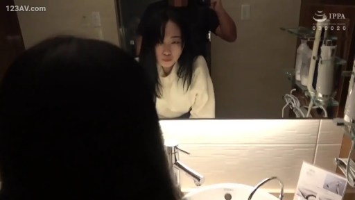 洗手台 · 注视 · 洗漱台配件 · 白色高领针织衫 · 女演员面部特写 · 镜面反射视角