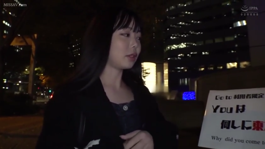 交谈中 · 顔のクローズアップ · 户外街道 · 黑色外套 · 深夜 · 指示牌