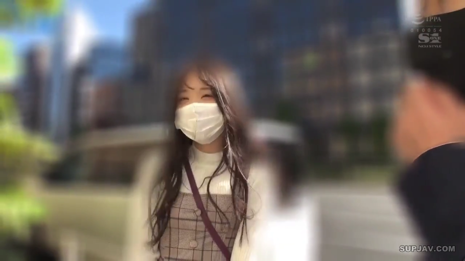 上半身特写 · 害羞 · 屋外 · 斜挎包 · 格纹背心裙