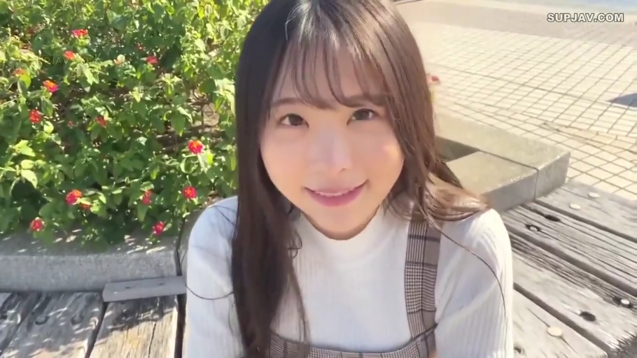座り姿勢 · 微笑 · 上半身特写 · 注视镜头 · 自然光 · 户外公园 · 格纹背心裙 · 木质长椅