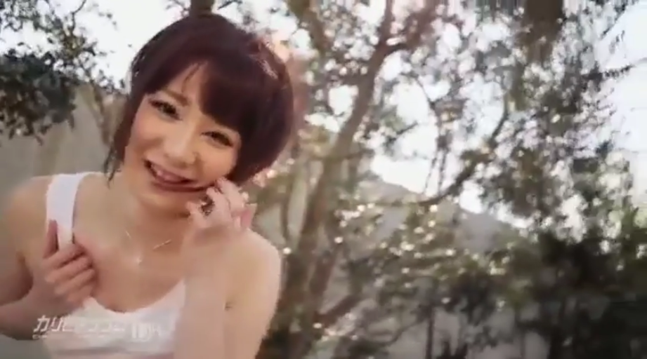 站立 · 微笑 · 面对镜头 · 半身特写 · 白色背心 · 户外