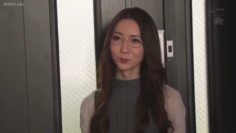 室内 · 眼镜 · 站立 · 微笑 · 半身 · 注视 · 针织衫 · 长发