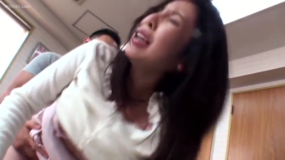 后入式 · 白色上衣 · 室内卧室 · 出汗 · 女方脸部特写 · 张嘴叫喊