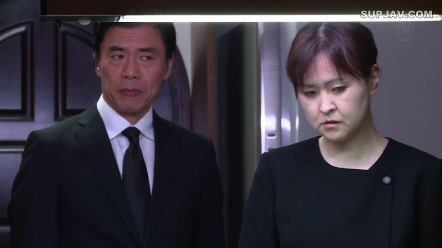 室内 · 低落 · 黑领带 · 中景镜头