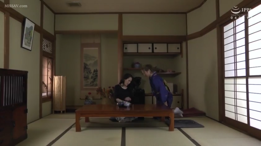 榻榻米房间 · 交谈中 · 深蓝色和服