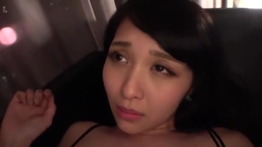 室内 · 迷离 · 仰卧 · 面部特写 · 凝视 · 吊带衫 · 成年女性