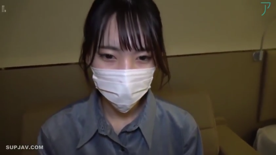 室内 · 眼神直视 · 面部特写 · 白色口罩 · 医用口罩