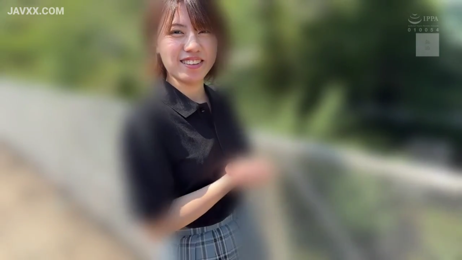 脸部特写 · 微笑 · 郊外 · 灰色格纹短裙