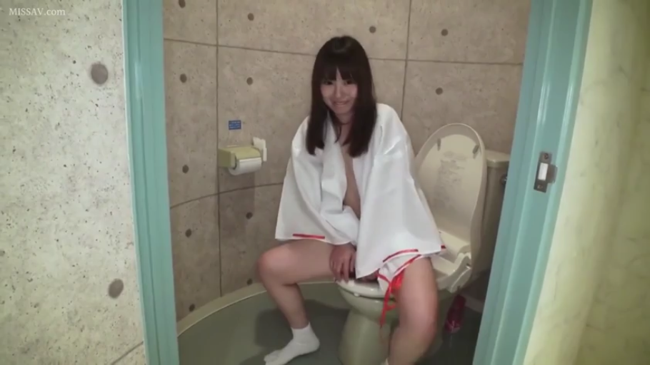 微笑 · 厕所 · 巫女服半脱 · 巫女服 · 人物正面半身