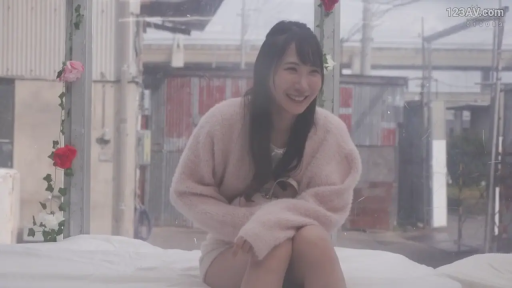 上半身特写 · 室内寝室 · 温柔微笑 · 花卉装饰 · 粉色毛绒针织开衫