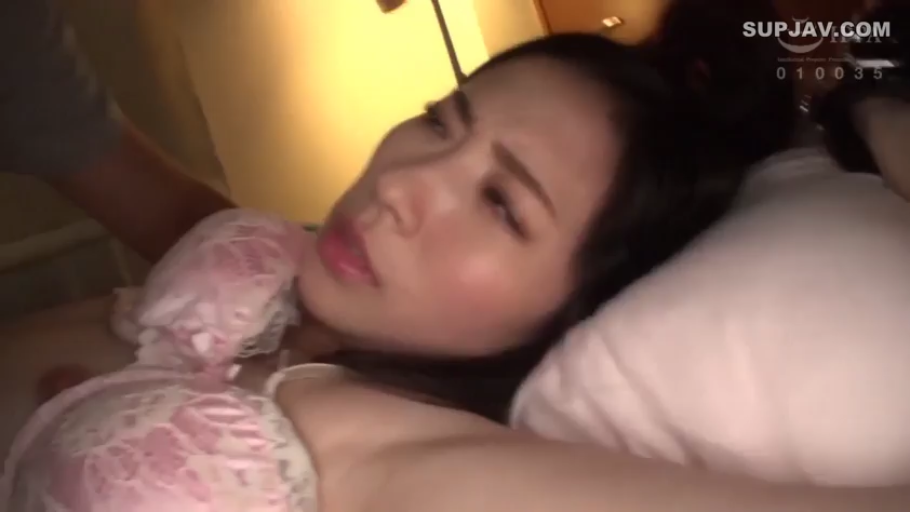 胸部特写 · 床 · 微张嘴唇 · 蕾丝文胸 · 性交 · 室内光线暗淡