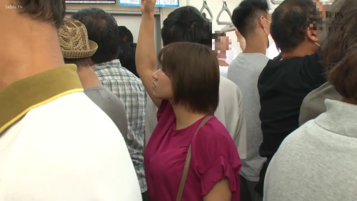 茫然 · 公共交通 · 背包带 · 玫红色上衣 · 女性侧脸特写 · 人多拥挤