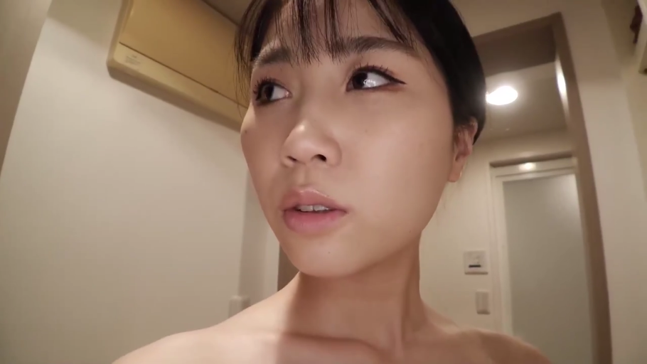 面部特写 · 裸体 · 迷茫 · 室内走廊
