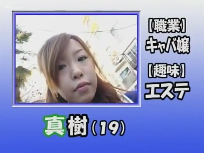 无表情 · 户外 · 便装 · 人物面部特写 · 文字标注：职业为公关，兴趣为美容