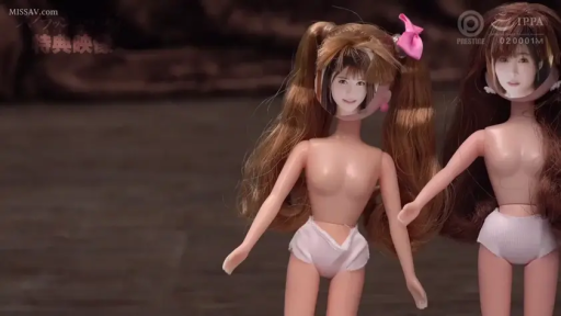 室内 · 站立 · 展示 · 微笑 · 局部特写 · 白色内裤 · 猎奇 · 人头玩偶