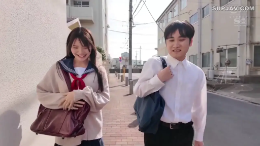 微笑 · 深色长裤 · 户外街道