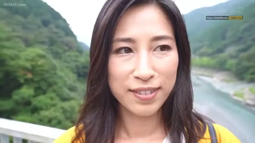 脸部特写 · 放松 · 河流 · 黄色上衣 · 无 · 无
