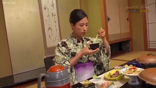 平静 · 日式旅馆 · 人物面部特写 · 花纹浴衣 · 日本料理 · 传统的日式环境