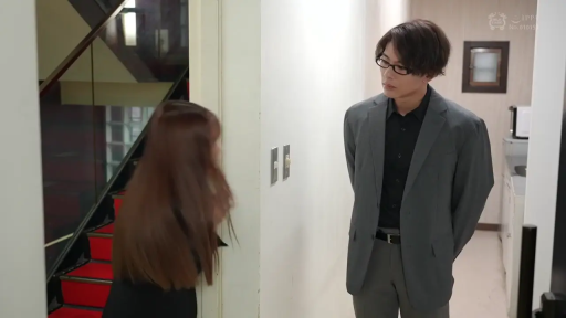 严肃 · 眼镜 · 站立 · 远景 · 走廊 · 正装 · 职场互动 · 剧情感