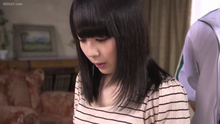 室内 · 站姿 · 面部特写 · 条纹衫