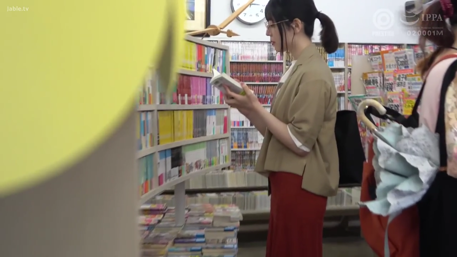 集中 · 傘 · 红色长裙 · 书库