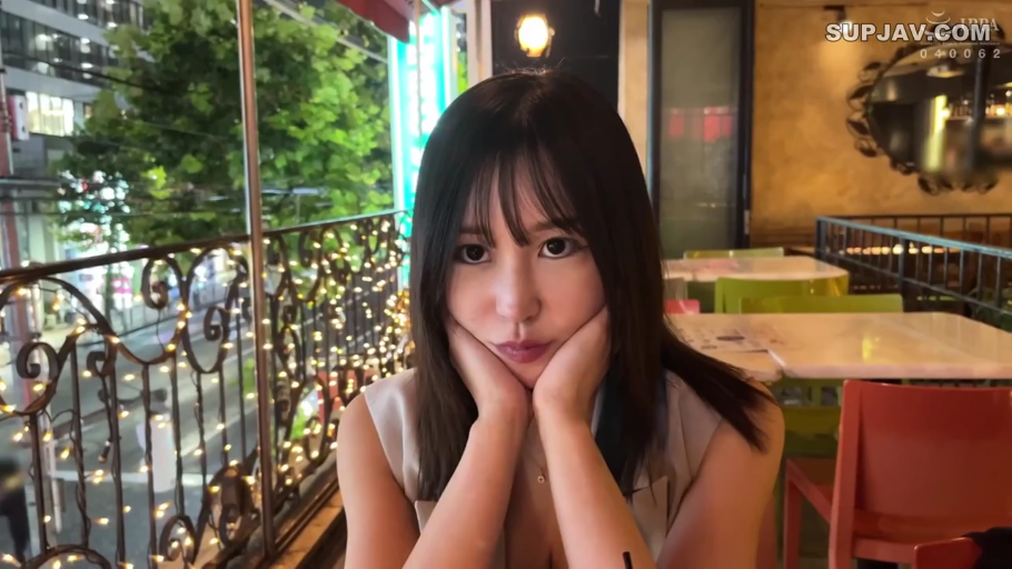 脸部特写 · 凝视 · 餐厅 · 夜景 · 托腮 · 可爱 · 无袖背心 · 背景灯饰