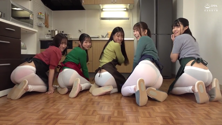 臀部 · 跪姿 · 厨房 · 白色半透明裤袜