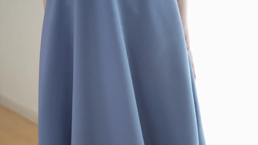 室内 · 站立 · 下半身特写 · 不可见 · 蓝色长裙 · 简约