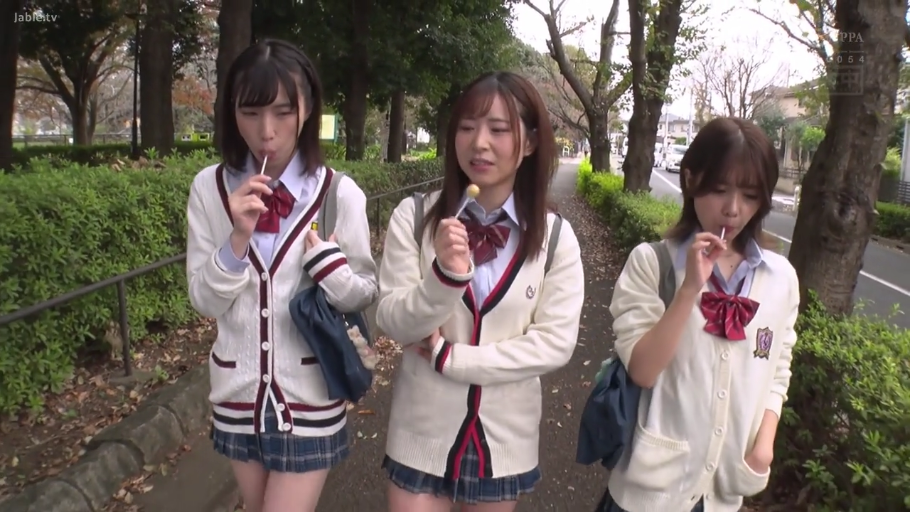 中景 · 自然 · 行走 · JK制服 · 户外 · 三人 · 棒棒糖 · 吃棒棒糖