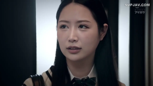 室内 · 学生衬衫 · 若有所思 · 面部特写