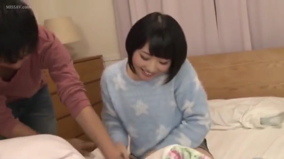 坐姿 · 卧室 · 床铺 · 中景 · 笑容 · 毛衣 · 互动 · 居家风